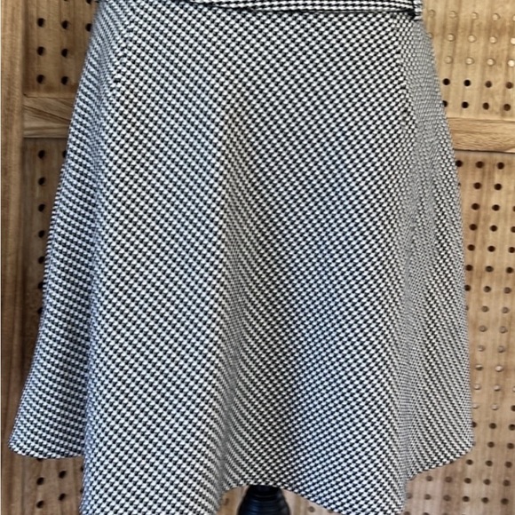 Express- Houndstooth, Mini Skirt with belt, Zip pockets, Side Zipper- Size 6 - Picture 7 of 7